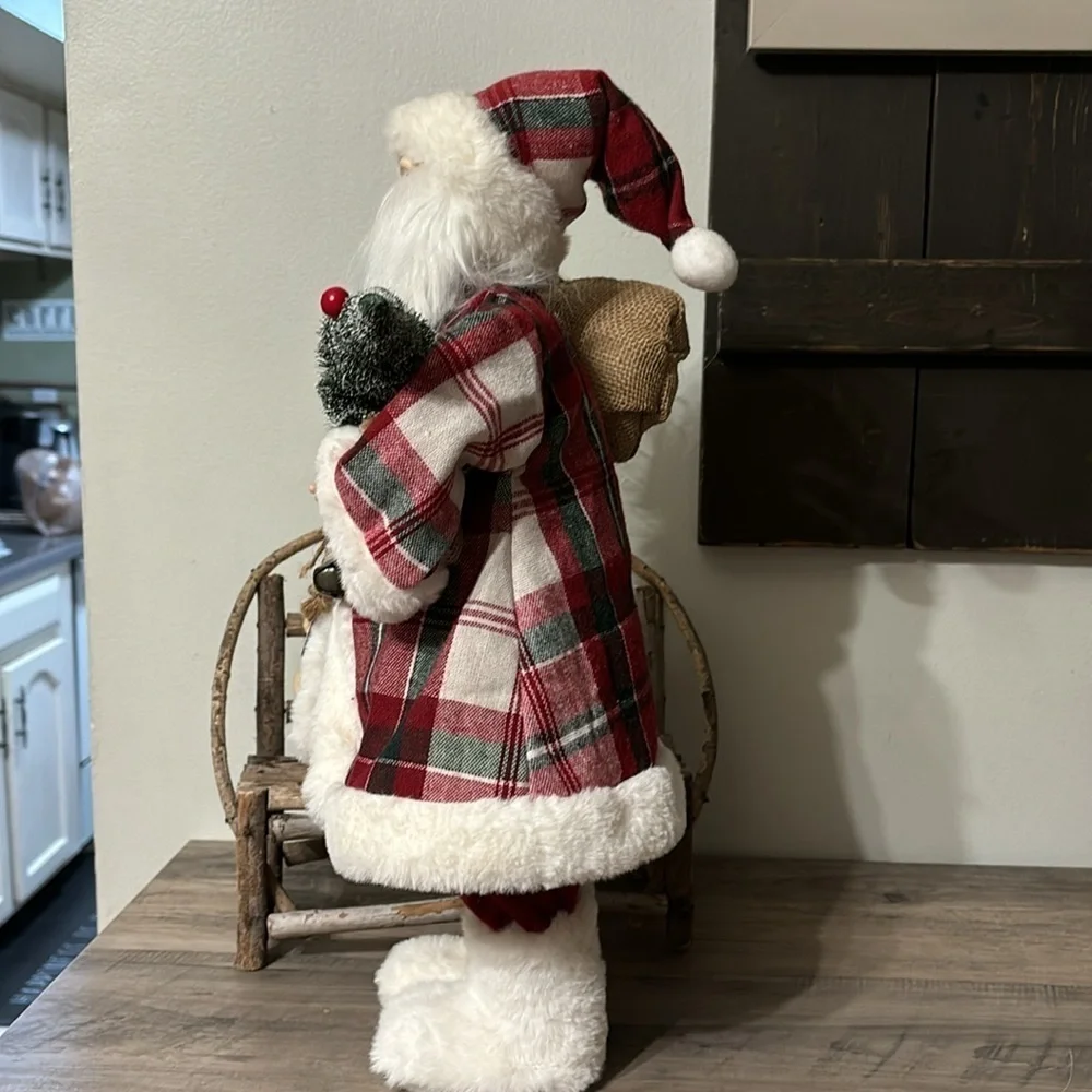 NWT WINTER WONDER LANE FAUX FUR PLAID SANTA WITH BOTTLE BRUSH TREE & BURLAP SACK